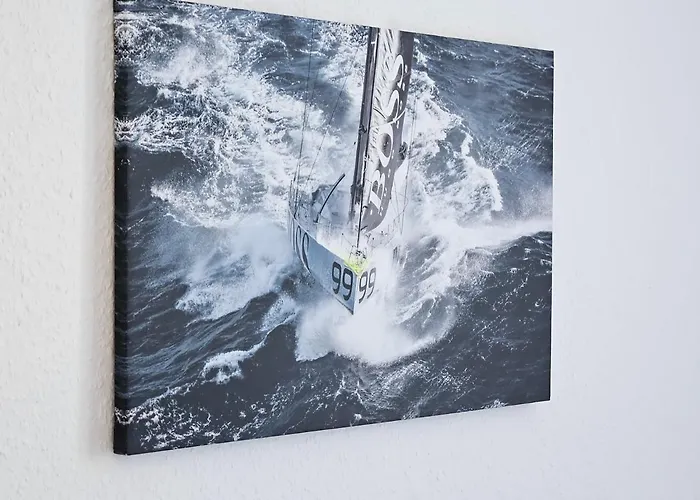 Race Yacht White Line * Kiel